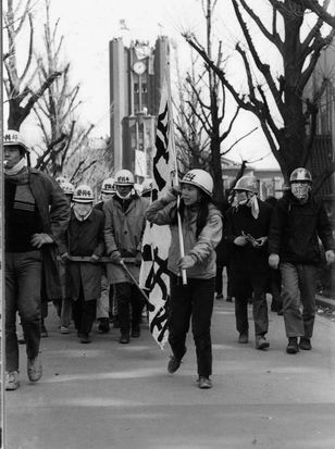 東京大学安田講堂事件｜旗を持つ女学生